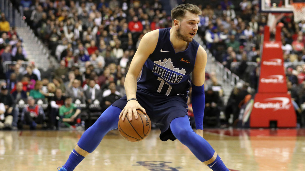 DONCIC DE LOS MAVERICKS Y HOLIDAY DE BUCKS, LOS MEJORES DE LA SEMANA.