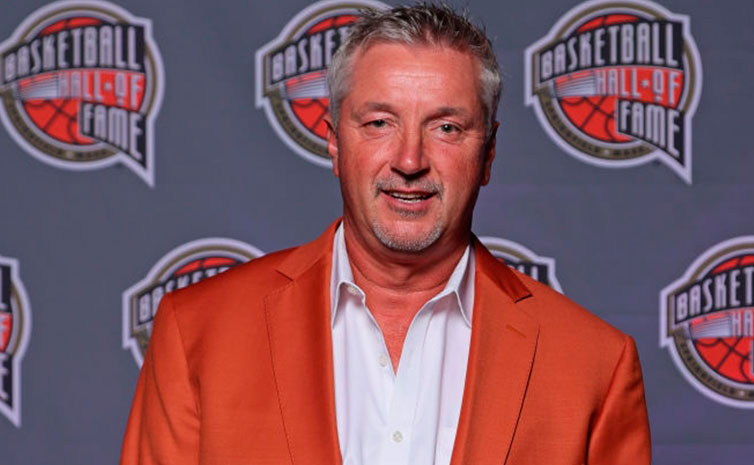 TONI KUKOC AGRADECE A MICHAEL JORDAN EN EL SALÓN DE LA FAMA DE LA NBA.